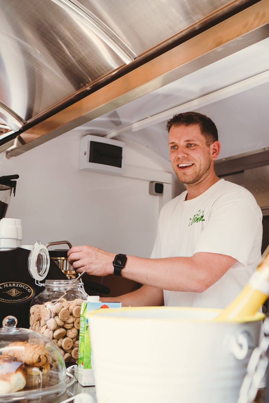 Jonathan hinter der Theke von Emmas Kaffeewagen